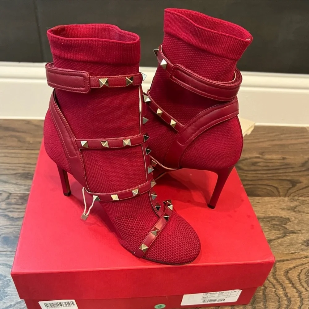 Valentino Garavani Rockstud Ankle Boots In Burgundy - Red - Garnet